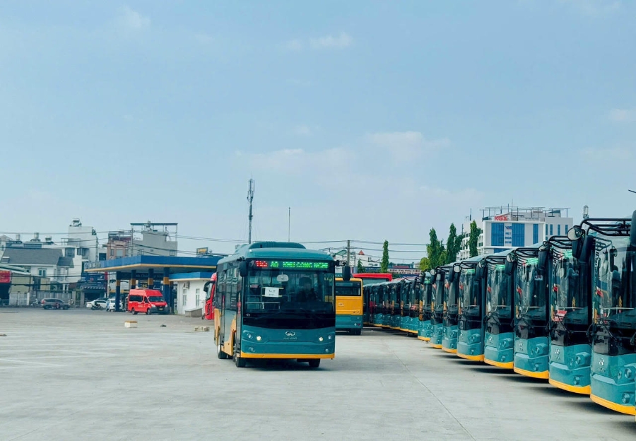 Có các cơ chế, chính sách, lộ trình khuyến khích, hỗ trợ người dân chuyển đổi từ phương tiện sử dụng nhiên liệu hóa thạch sang phương tiện sử dụng năng lượng sạch, xanh hoặc sử dụng phương tiện công cộng. Ảnh minh họa.