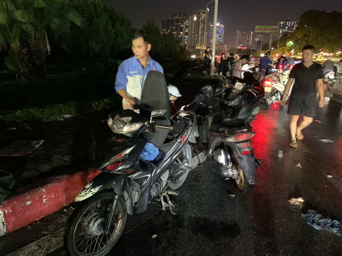 Sau cả ngày tạnh ráo, nhiều người Hà Nội vân tiếp tục phải đối mặt với khó khăn do phương tiện hư hỏng...