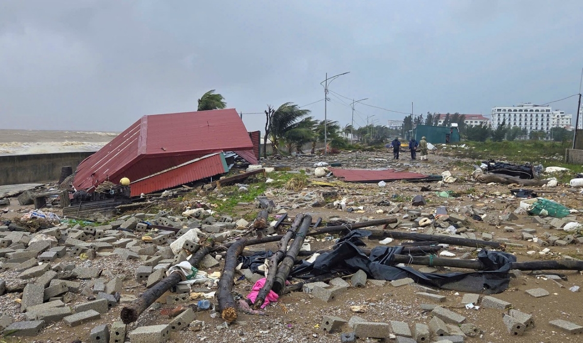 Dọc tuyến đường ở khu du lịch biển Hải Tiến (Thanh Hóa) nay là cảnh ngổn ngang, xác xơ sau bão.