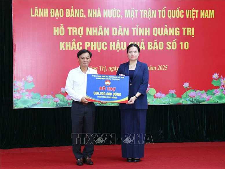 Bà Hà Thị Nga, Uỷ viên Trung ương Đảng, Phó Chủ tịch Uỷ ban Trung ương Mặt trận Tổ quốc Việt Nam trao kinh phí hỗ trợ nhân dân khắc phục thiệt hại do bão số 10 gây ra - Ảnh: TTXVN