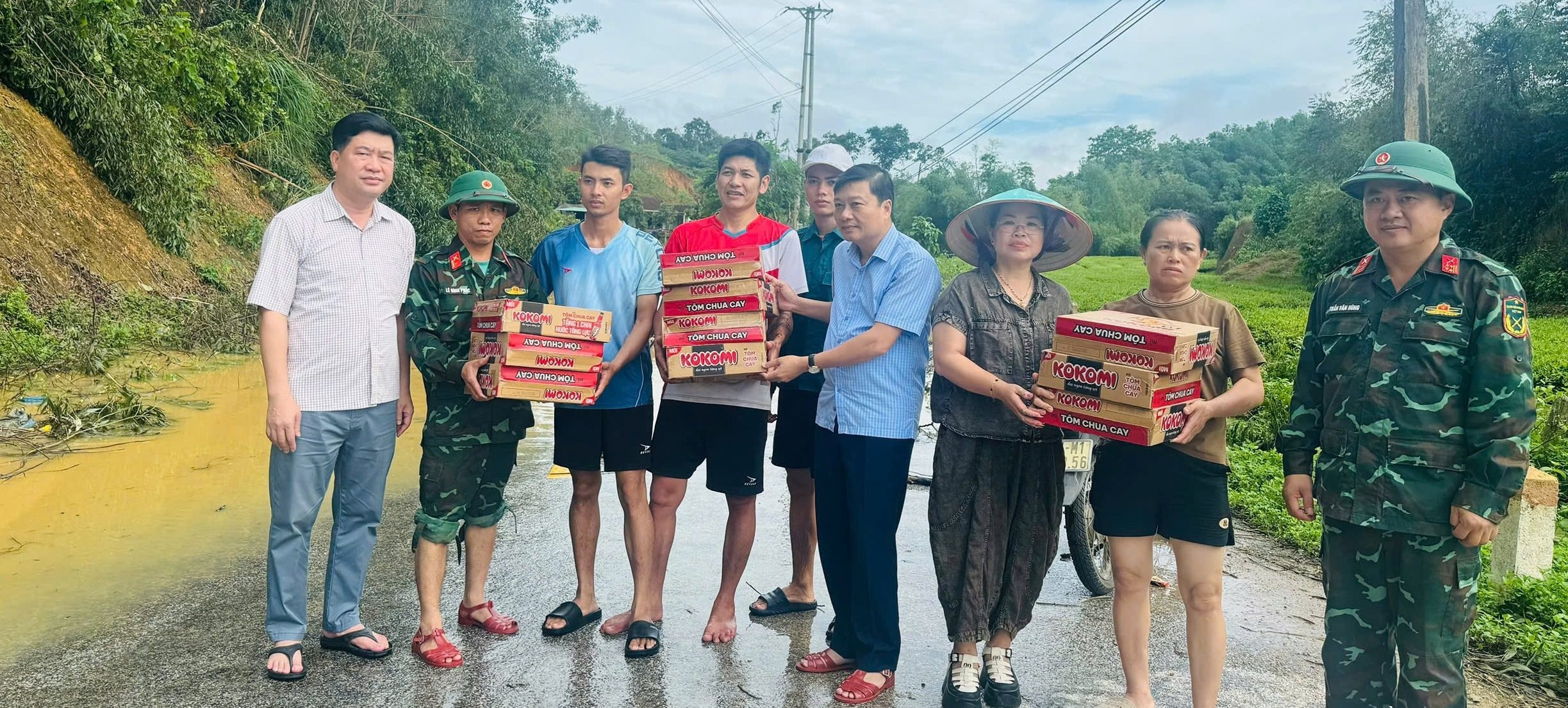 Chủ tịch UBND tỉnh Nghệ An Lê Hồng Vinh trao hỗ trợ một số nhu yếu phẩm cần thiết cho người dân xã Thành Bình Thọ. Ảnh: Hồ Tuấn