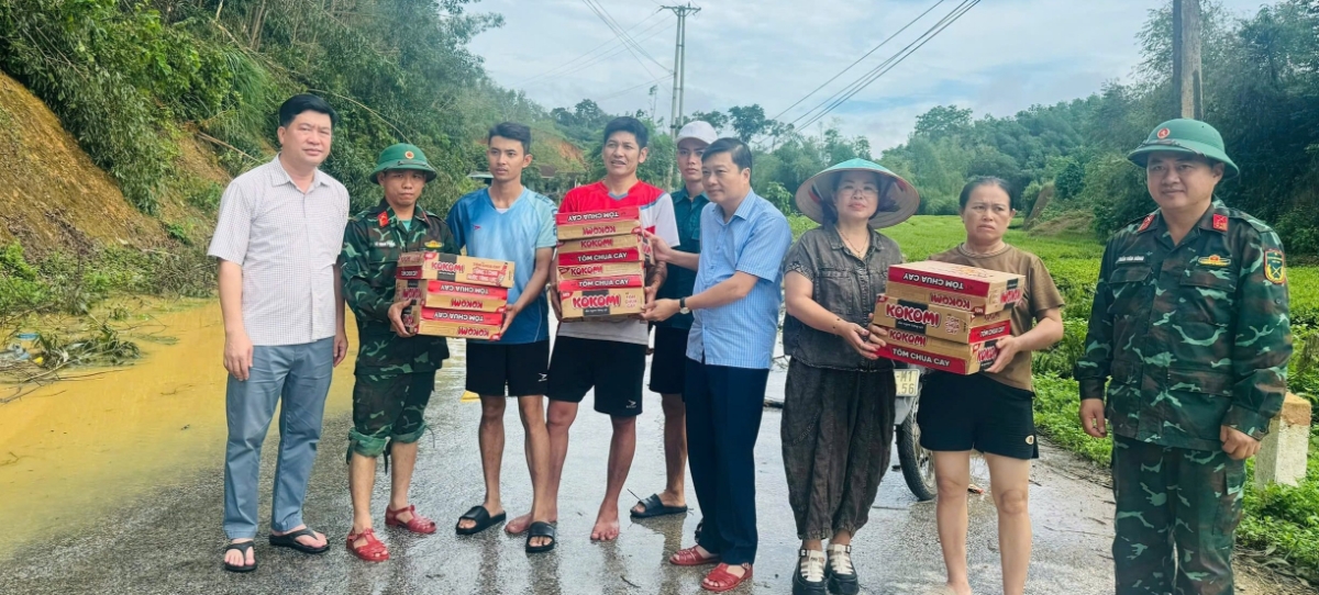 Chủ tịch UBND tỉnh Nghệ An Lê Hồng Vinh trao hỗ trợ một số nhu yếu phẩm cần thiết cho người dân xã Thành Bình Thọ. Ảnh: Hồ Tuấn