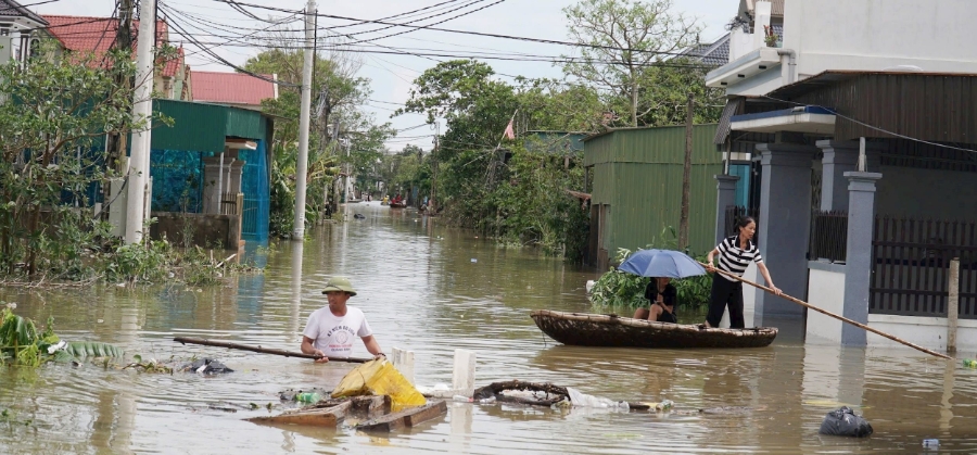 Sau khi bão số 10 đổ bộ, xã Yên Trung trở thành “rốn lũ” với nhiều địa bàn ngập sâu trong nước. Hiện tại, toàn xã có 13/24 xóm với hơn 1.300 hộ dân bị chia cắt. Ảnh: Thanh Bình