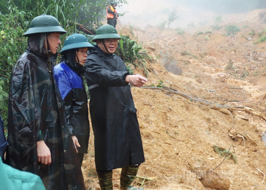 Lãnh đạo tỉnh Tuyên Quang kiểm tra hiện trường vụ sạt lở tại thôn Má Lầu A, xã Lũng Cú