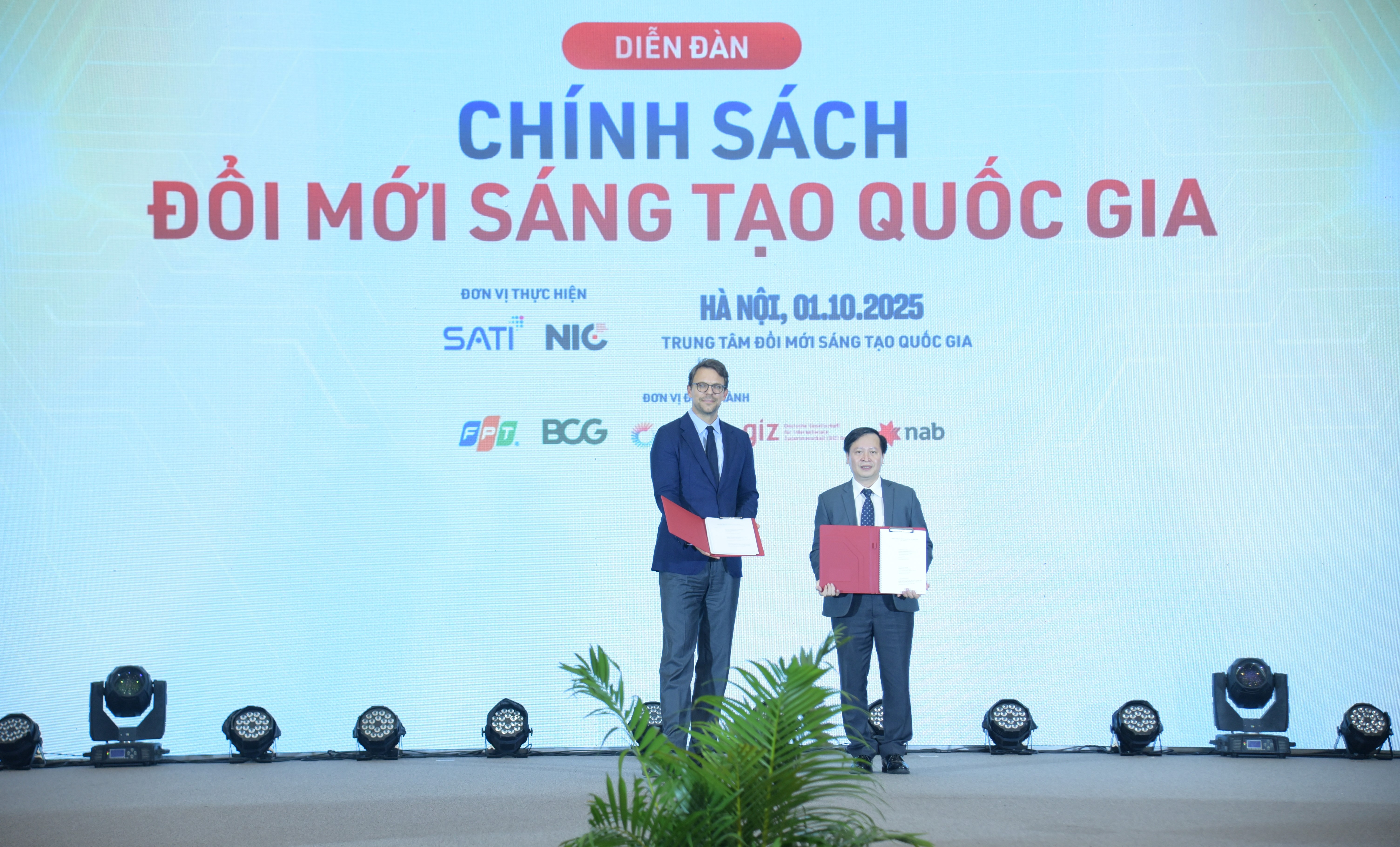 Trao đổi thoả thuận thực hiện Dự án CASE Việt Nam. Ảnh GIZ.