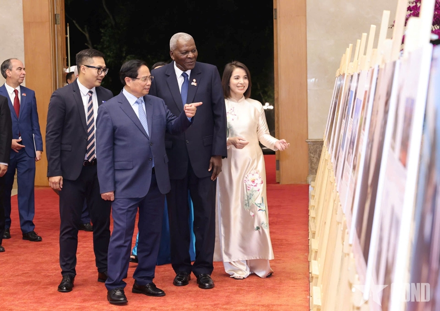 Thủ tướng Phạm Minh Chính và Chủ tịch Quốc hội Cuba Esteban Lazo Hernández tham quan trưng bày ảnh về quan hệ hợp tác giữa hai nước. Ảnh: QĐND