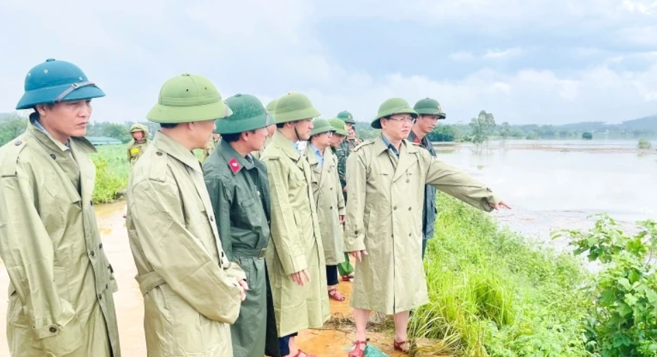Phó Chủ tịch UBND tỉnh Thanh Hoá Mai Xuân Liêm kiểm tra công tác ứng phó với sự cố sạt lở đê tả sông Bưởi khu vực trạm bơm Mã Nứa.