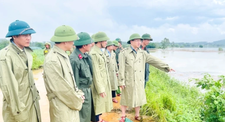 Phó Chủ tịch UBND tỉnh Thanh Hoá Mai Xuân Liêm  kiểm tra công tác ứng phó với sự cố sạt lở đê tả sông Bưởi khu vực trạm bơm Mã Nứa.
