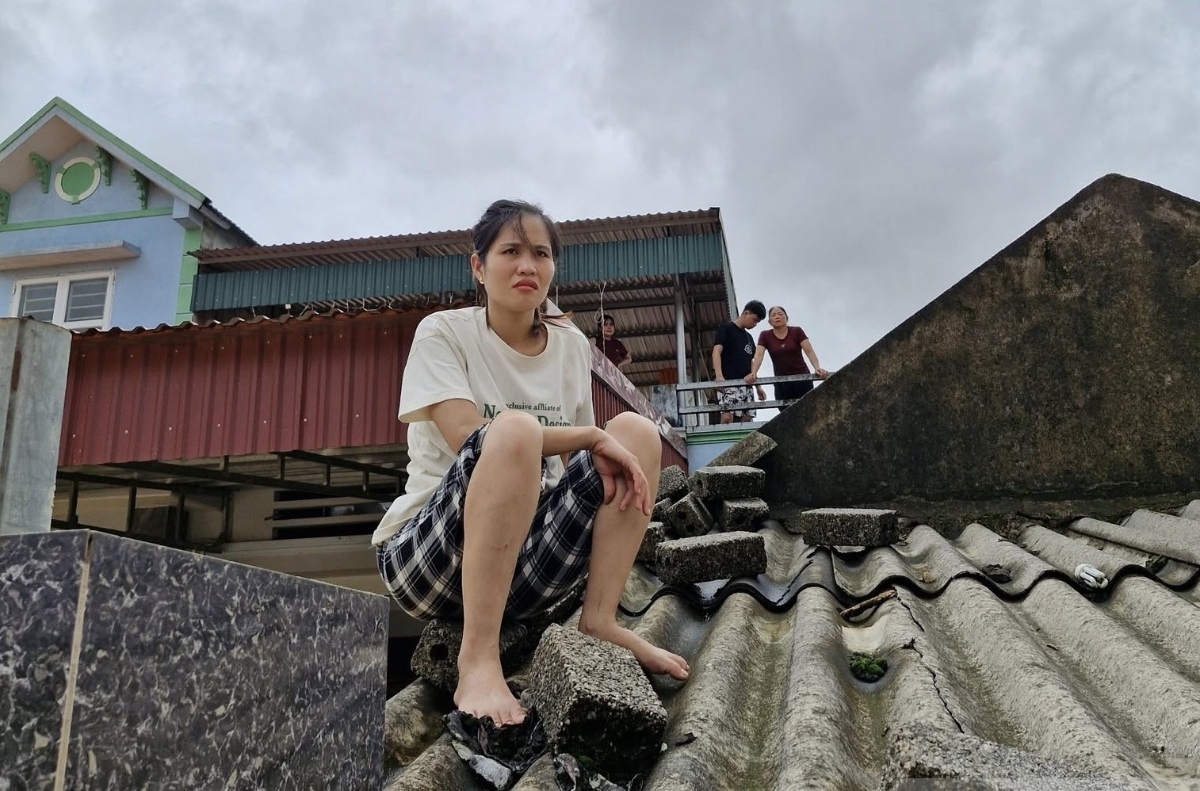 “Ăn mì tôm mãi cũng sót ruột, chúng tôi chỉ mong nước rút sớm để dọn lại nhà cửa. Đồ đạc coi như mất hết rồi, chỉ cầu trời đừng thêm đợt mưa nào nữa,” bà Lê Thị Hạnh, một người dân địa phương chia sẻ.