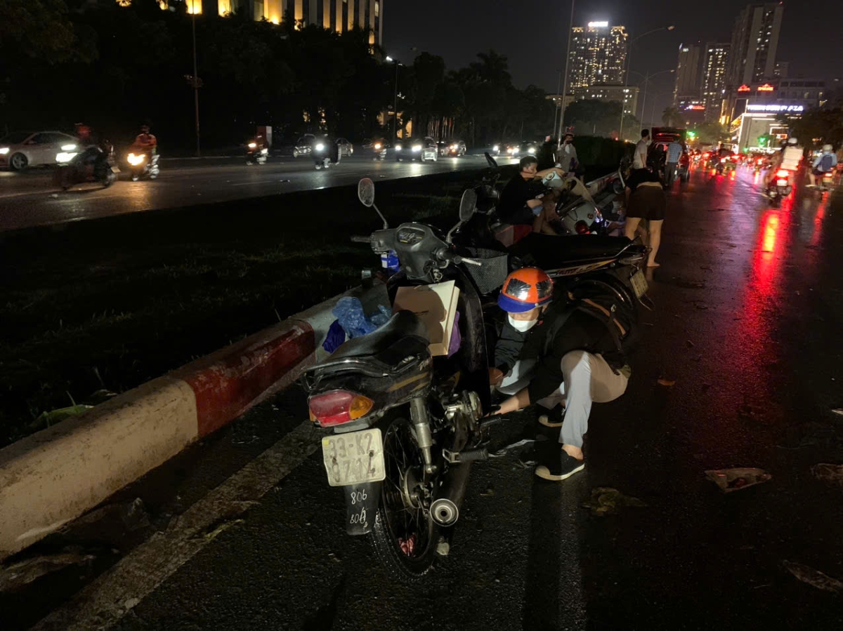 Có tới hàng trăm phương tiện đã gặp sự cố chết máy do ngập nước tại khu vực này. Các chủ xe hoặc loay hoay tự xử lý hoặc phải thuê thợ sửa xe đang 