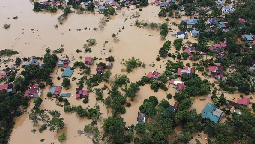 Hiện nay nước sông Bưởi đã bắt đầu có hiện tượng rút chậm. Trời vẫn tiếp tục có mưa, hiện hơn 2000 hộ dân tại các thôn Định Hưng, Định Tường, Ngọc Bồ...của xã Kim Tân vẫn chìm trong nước. Xã Kim Tân đang mất điện cục bộ nhiều nơi từ chiều ngày 29/9. Các hộ dân phải di chuyển lên tầng 2, việc sinh hoạt gặp nhiều khó khăn.