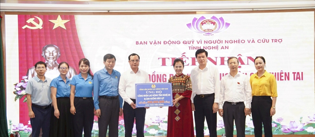 Chiều ngày 1/10, Tổng Liên đoàn Lao động Việt Nam hỗ trợ 500 triệu đồng cho Quỹ Vì người nghèo và cứu trợ tỉnh Nghệ An. Ảnh: Diệp Thanh