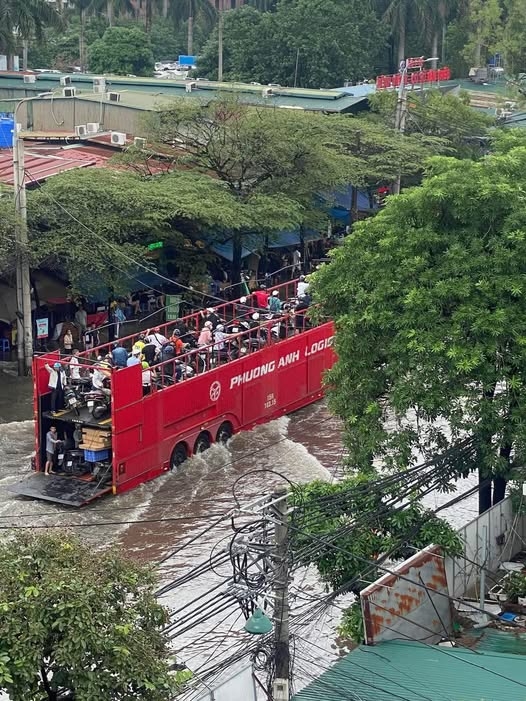 Trên đoạn đường gom Đại lộ Thăng Long 1 chiếc xe chở ô tô đã cho người đi xe máy 