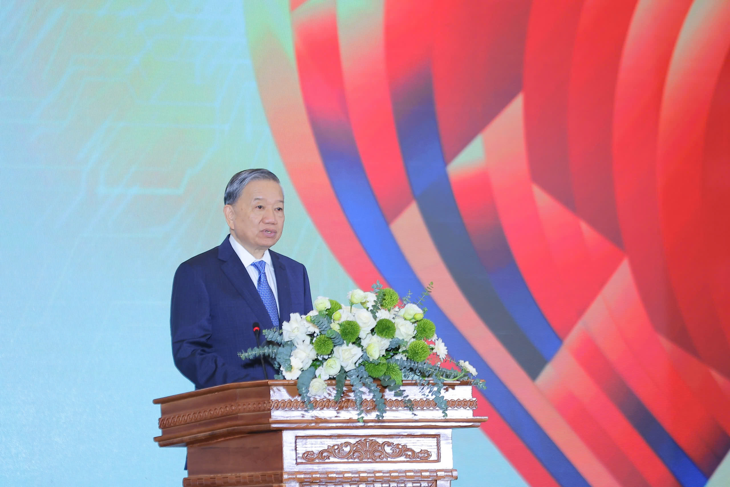 Tổng Bí thư khẳng định Việt Nam không có lựa chọn nào khác ngoài việc coi khoa học – công nghệ, đổi mới sáng tạo và chuyển đổi số là động lực chính để đổi mới mô hình phát triển, hiện thực hóa hai mục tiêu 100 năm.