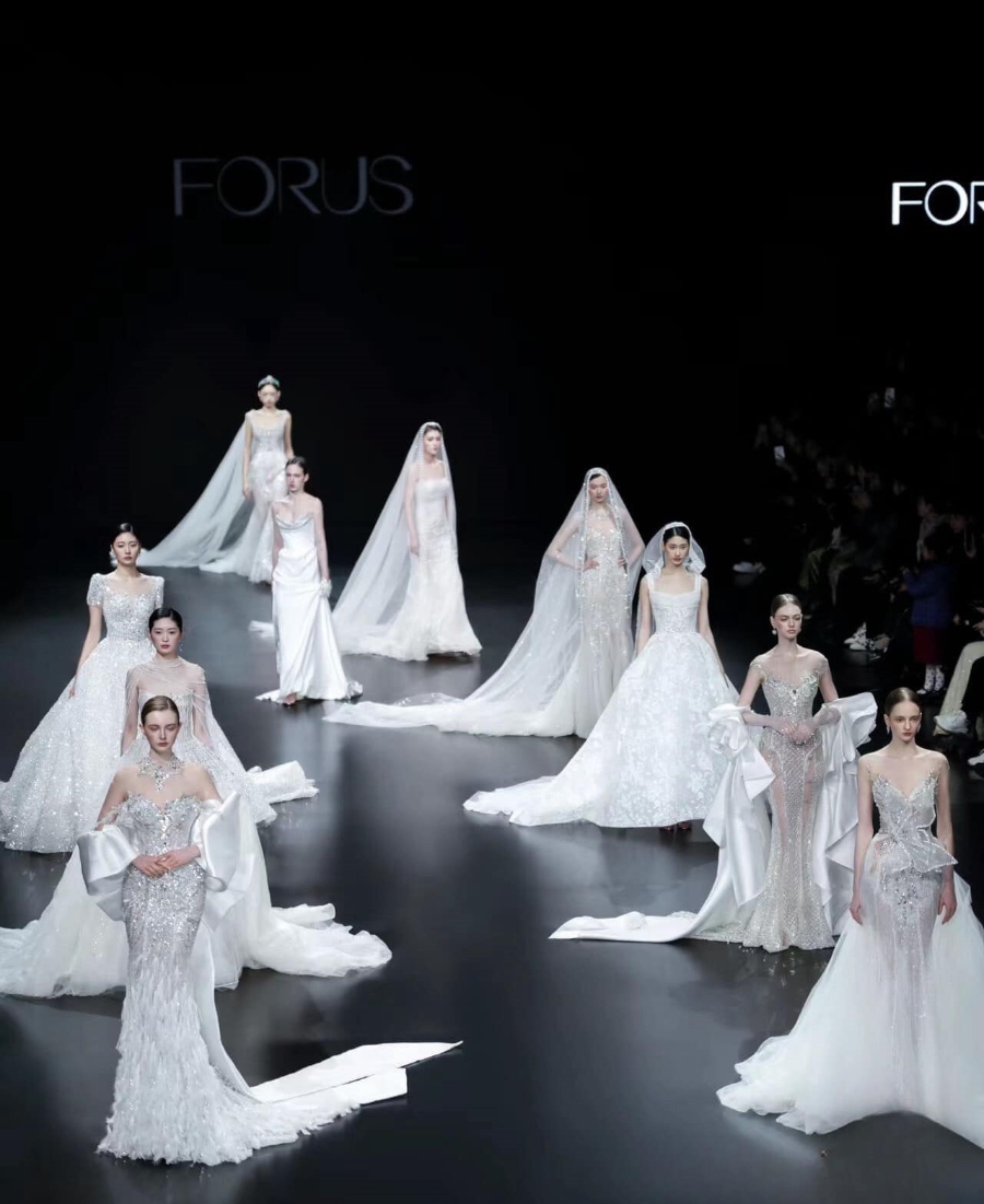 Bộ sưu tập của Joli Poli Couture được trình diễn tại Forus Fashion Show Trung Quốc. 
