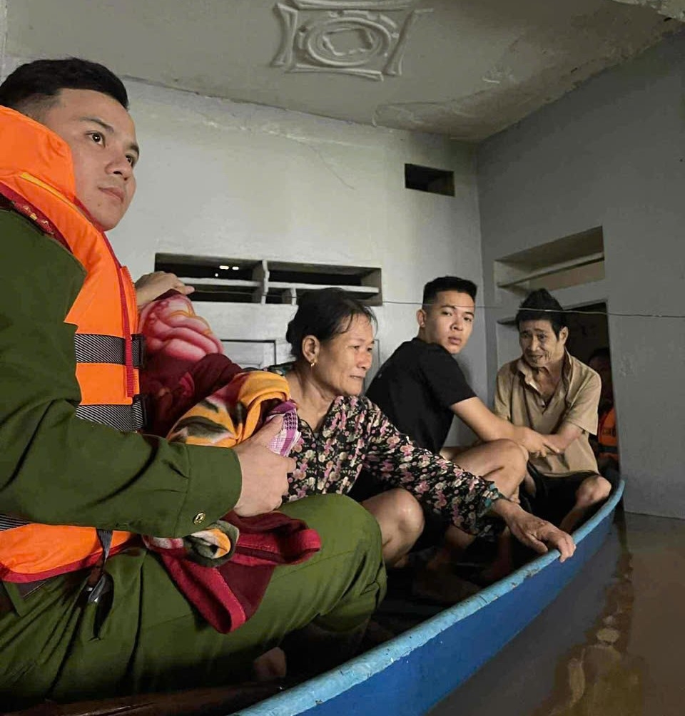 Công an xã Biện Thượng nỗ lực đưa người dân bị mắc kẹp trong mưa lũ đến nơi an toàn