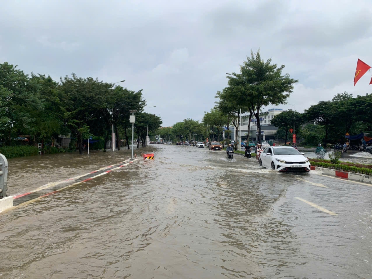 Trên phố Trịnh Văn Bô thuộc phường Xuân Phương nước vẫn ngập mênh mang trong buổi sáng ngày 1/10.