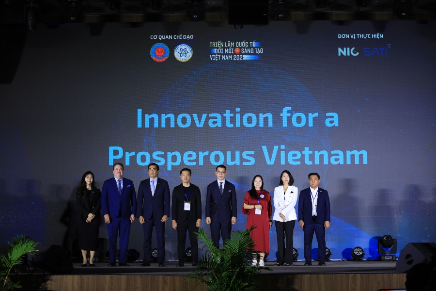 Đại sứ Hoa Kỳ, Marc E. Knapper (bên trái) đứng thứ 2.