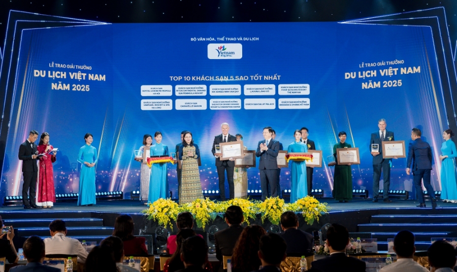Đại diện Sheraton Grand Danang Beach Resort & SPA nhận giải Top 10 khách sạn 5 sao tốt nhất Việt Nam 2025.
