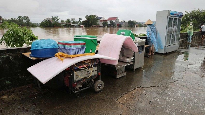 Tài sản được người dân khiêng lên đê để tránh bị ngập