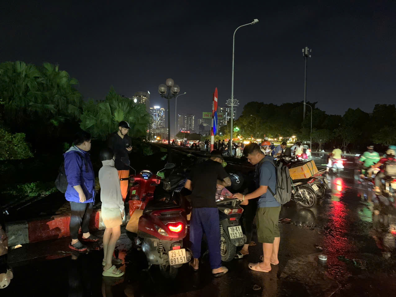 Có quá nhiều xe máy phải "nằm đường" chờ được sửa chữa...