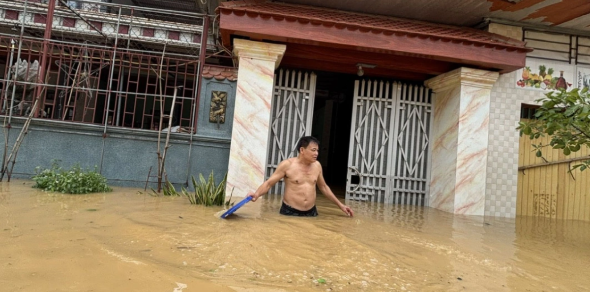 Ông Trịnh Văn Quyết, thôn Phù Lưu, xã Tây Đô cho biết: Đợt lũ lần này nước lên nhanh và cao hơn nhiều so với trước, nhưng cũng đang rút dần. Cuộc sống người dân bị đảo lộn, nhiều vật dụng như đồ gỗ, thiết bị điện hư hỏng nặng do ngâm nước.