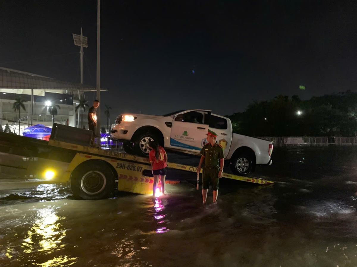 Xe ô tô cũng chết máy phải gọi phương tiện cứu hộ tới để giải cứu...