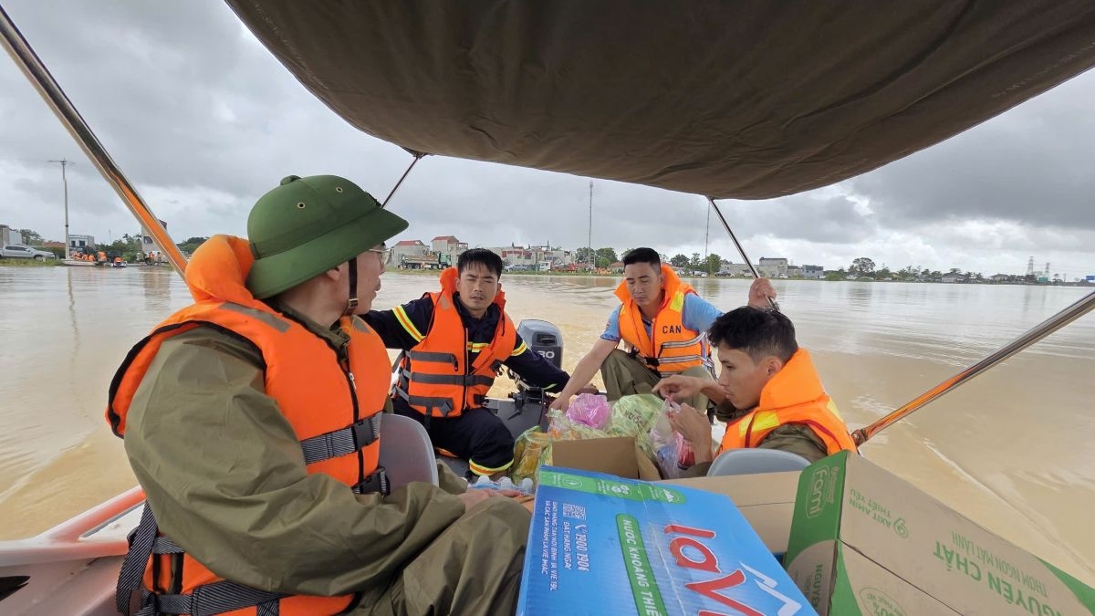 Nhu yếu phẩm được vận chuyển bằng cano chuyên dụng.