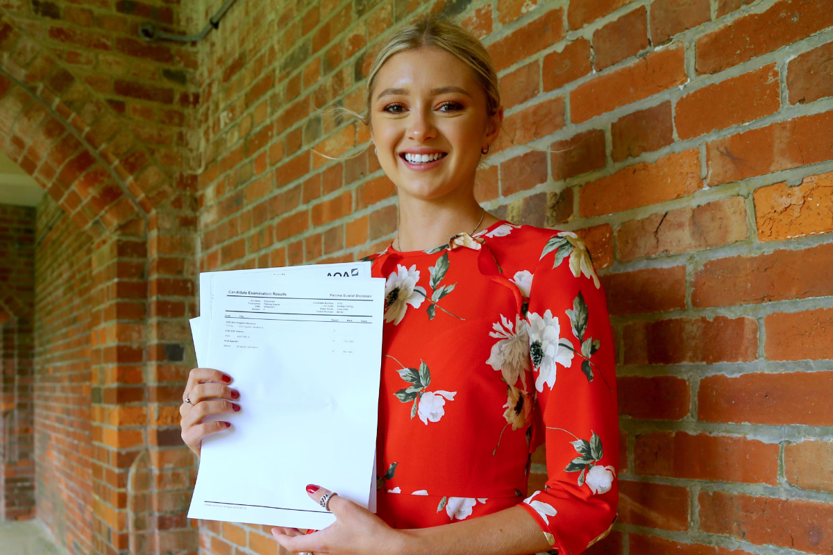 Paloma Shemirani&nbsp;từng khẳng định mình là người “chống vaccine”.