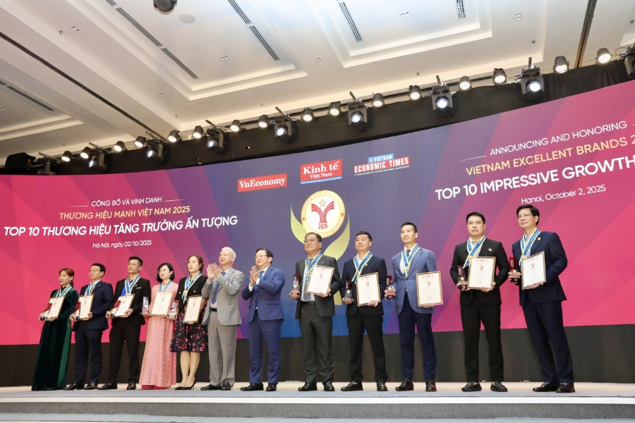 Những doanh nghiệp được vinh danh ở Top 10 Thương hiệu Tăng trưởng ấn tượng gồm: Công ty Cổ phần Chứng khoán Kafi; Ngân hàng TMCP Kiên Long; Tổng Công ty May 10; Công ty Cổ phần Đầu tư Nam Long; Công ty Cổ phần Dược phẩm FPT Long Châu; Công ty Cổ phần Nhiên liệu bay Petrolimex; Công ty Cổ phần Phân bón Dầu khí Cà Mau; Tổng Công ty Phân bón và Hóa chất Dầu khí – CTCP; Công ty Cổ phần SILKROAD Hà Nội; Ngân hàng TMCP Việt Nam Thịnh vượng. Ảnh: Việt Dũng.