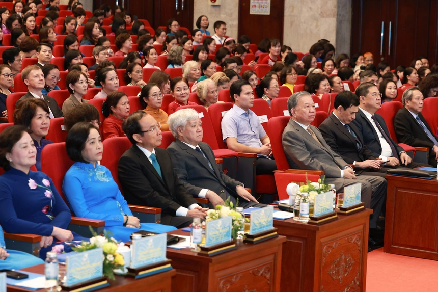 Các đồng chí Lãnh đạo Đảng, Nhà nước và các đại biểu tham dự Lễ kỷ niệm. Ảnh: LHPN