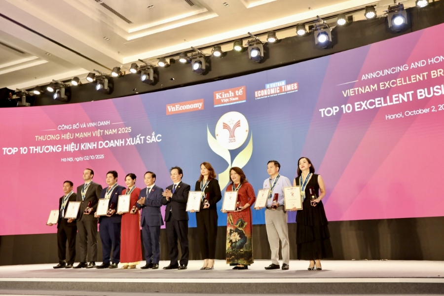 Các doanh nghiệp gồm: Ngân hàng Nông nghiệp và Phát triển Nông thôn Việt Nam; Công ty Cổ phần Thành Thành Công - Biên Hòa; Ngân hàng TMCP Đầu tư và Phát triển Việt Nam; Công ty Cổ phần Cơ khí Xây dựng Thương mại Đại Dũng; Ngân hàng TMCP Phát triển TP. Hồ Chí Minh; Công ty TNHH Xuất Nhập khẩu Liên Thái Bình Dương; Công ty Cổ phần Tập đoàn Masterise; Công ty Cổ phần Cơ điện lạnh; Công ty Cổ phần Tập đoàn Bất động sản Mặt Trời - Sun Property, được vinh danh ở hạng mục Thương hiệu Kinh doanh xuất sắc. Ảnh: Việt Dũng.