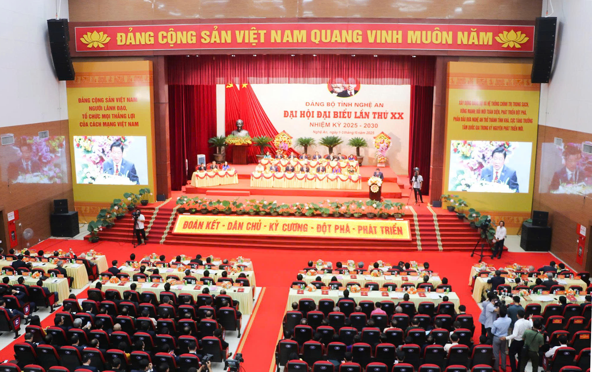 Quang cảnh Đại hội Đại biểu Đảng bộ tỉnh Nghệ An lần thứ XX, nhiệm kỳ 2025-2030