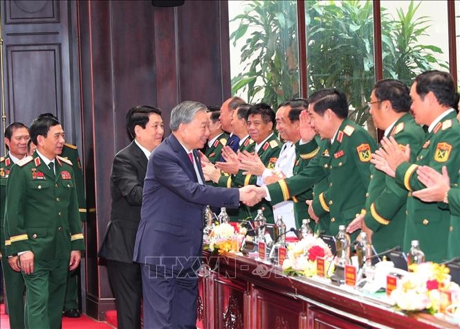 Tổng Bí thư Tô Lâm và Chủ tịch nước Lương Cường với các đại biểu tại đại hội. Ảnh: TTXVN.