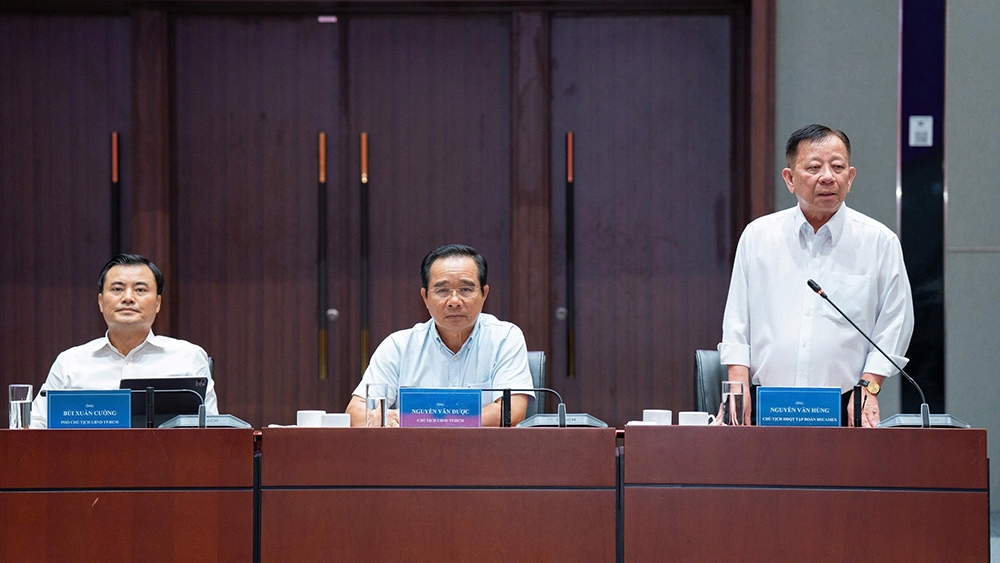Chủ tịch Becamex IDC Nguyễn Văn Hùng (đứng) phát biểu tại buổi làm việc - Ảnh: Cổng thông tin điện tử TP.HCM.