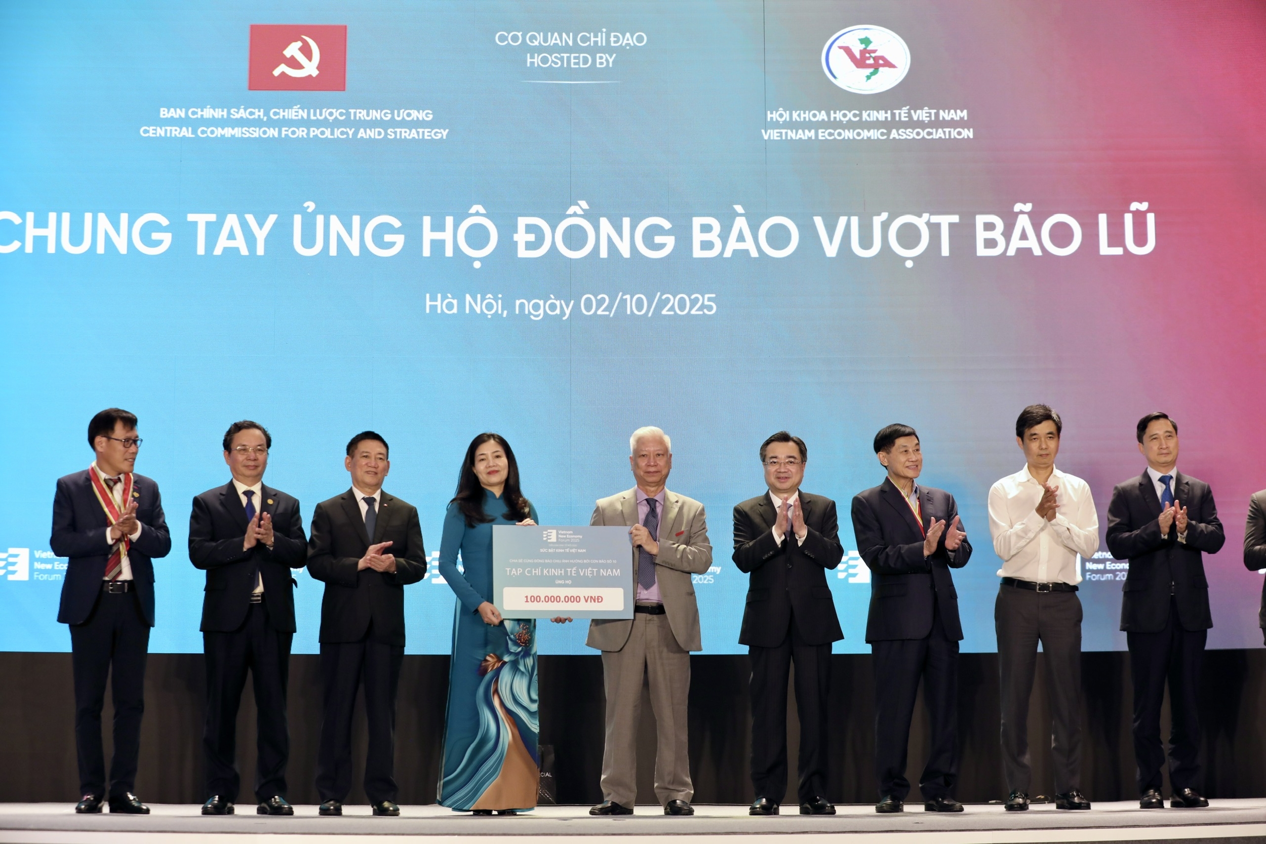 Đại diện Tạp chí Kinh tế Việt Nam – VnEconomy, trao ủng hộ đồng bào. Ảnh: Việt Dũng.