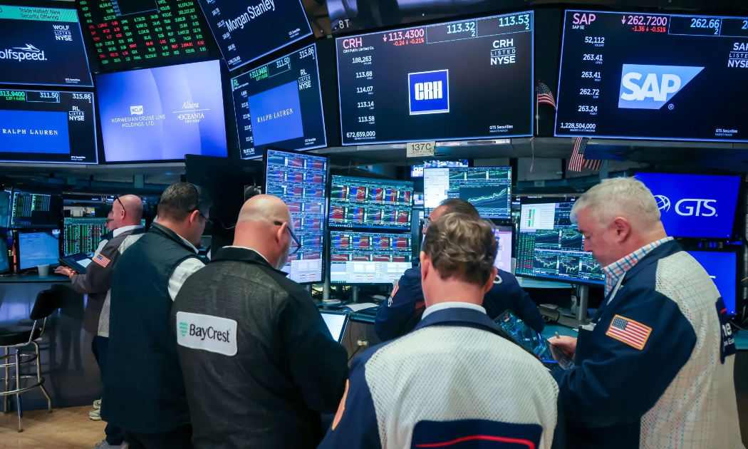 Các nhà giao dịch trên thị trường chứng khoán Mỹ - Ảnh: Bloomberg.
