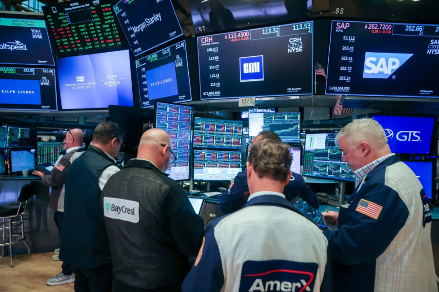 Các nhà giao dịch trên thị trường chứng khoán Mỹ - Ảnh: Bloomberg.