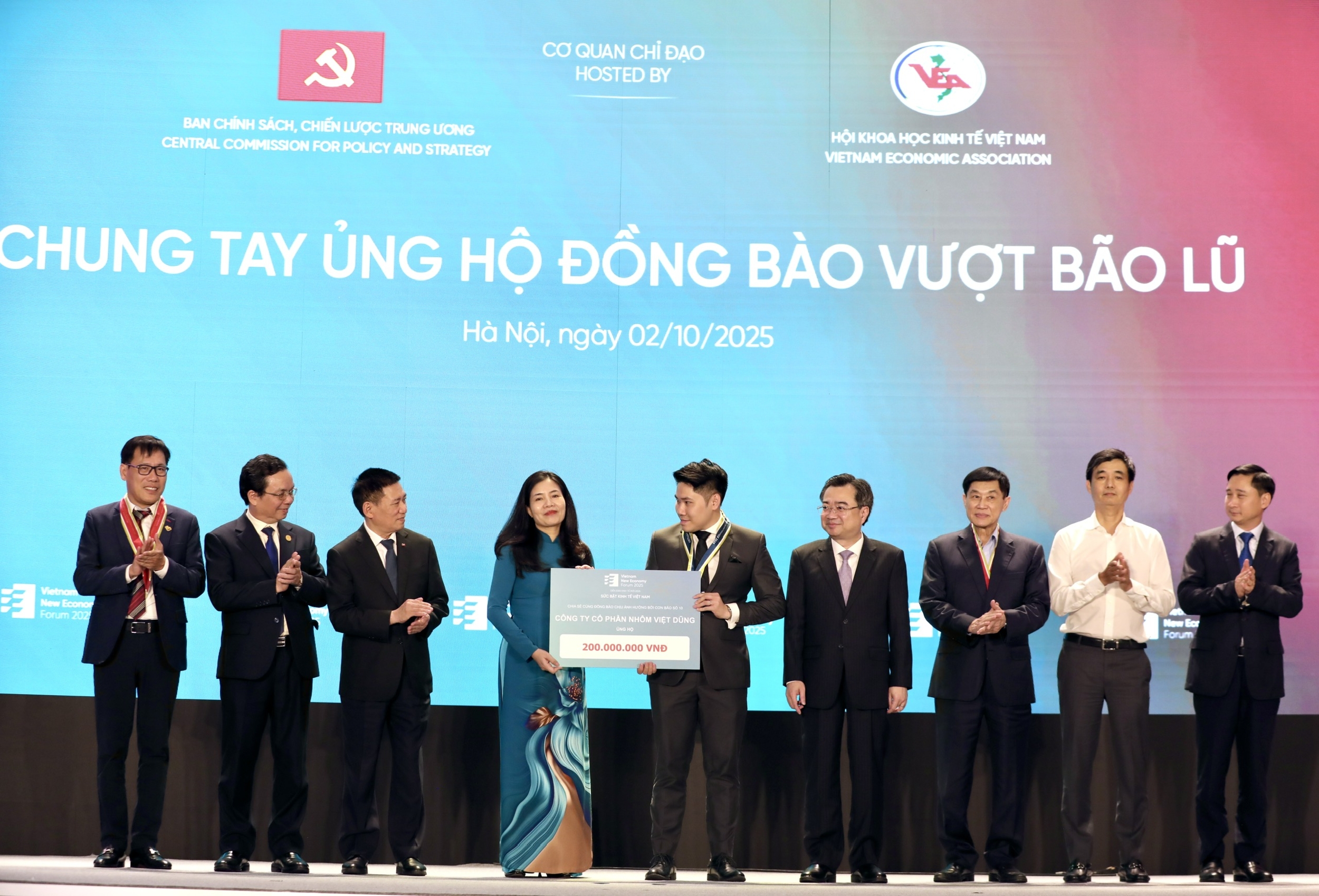 Đại diện Công ty Cổ phần Nhôm Việt Dũng trao tặng 200 triệu đồng. Ảnh: Việt Dũng.