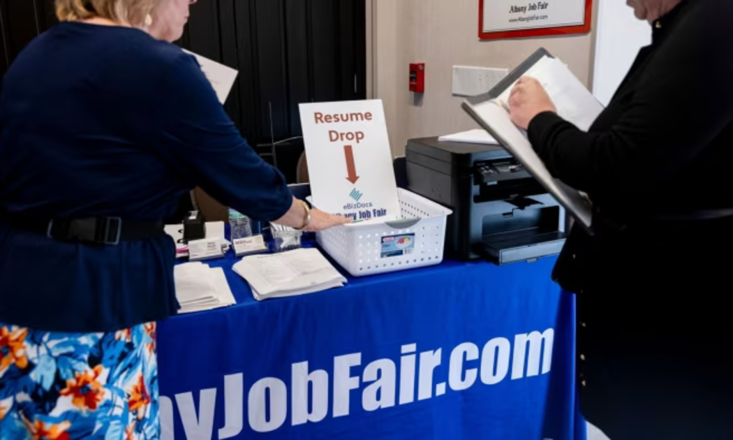Một hội chợ việc làm tại Latham, bang New York, Mỹ - Ảnh: Bloomberg