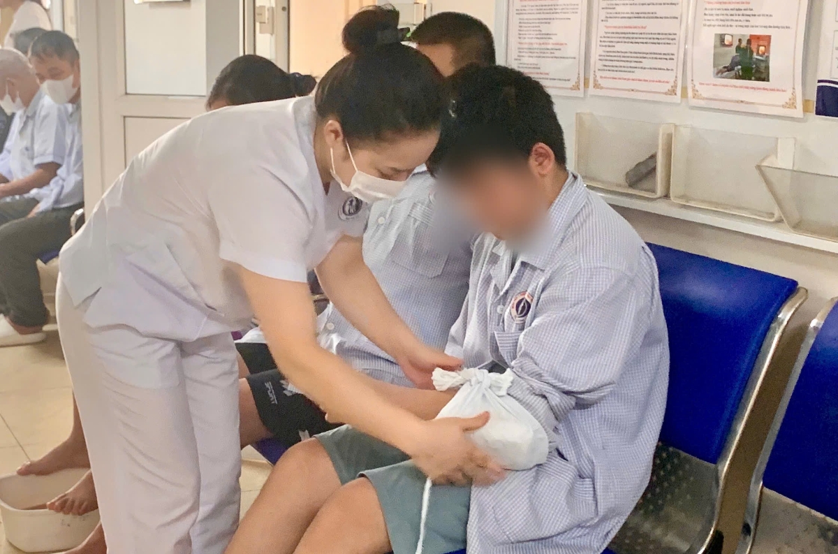 Sau nhiều đợt điều trị tích cực, tình trạng liệt nửa người của bệnh nhi đã cải thiện, bệnh nhi đã vận động đi lại được.