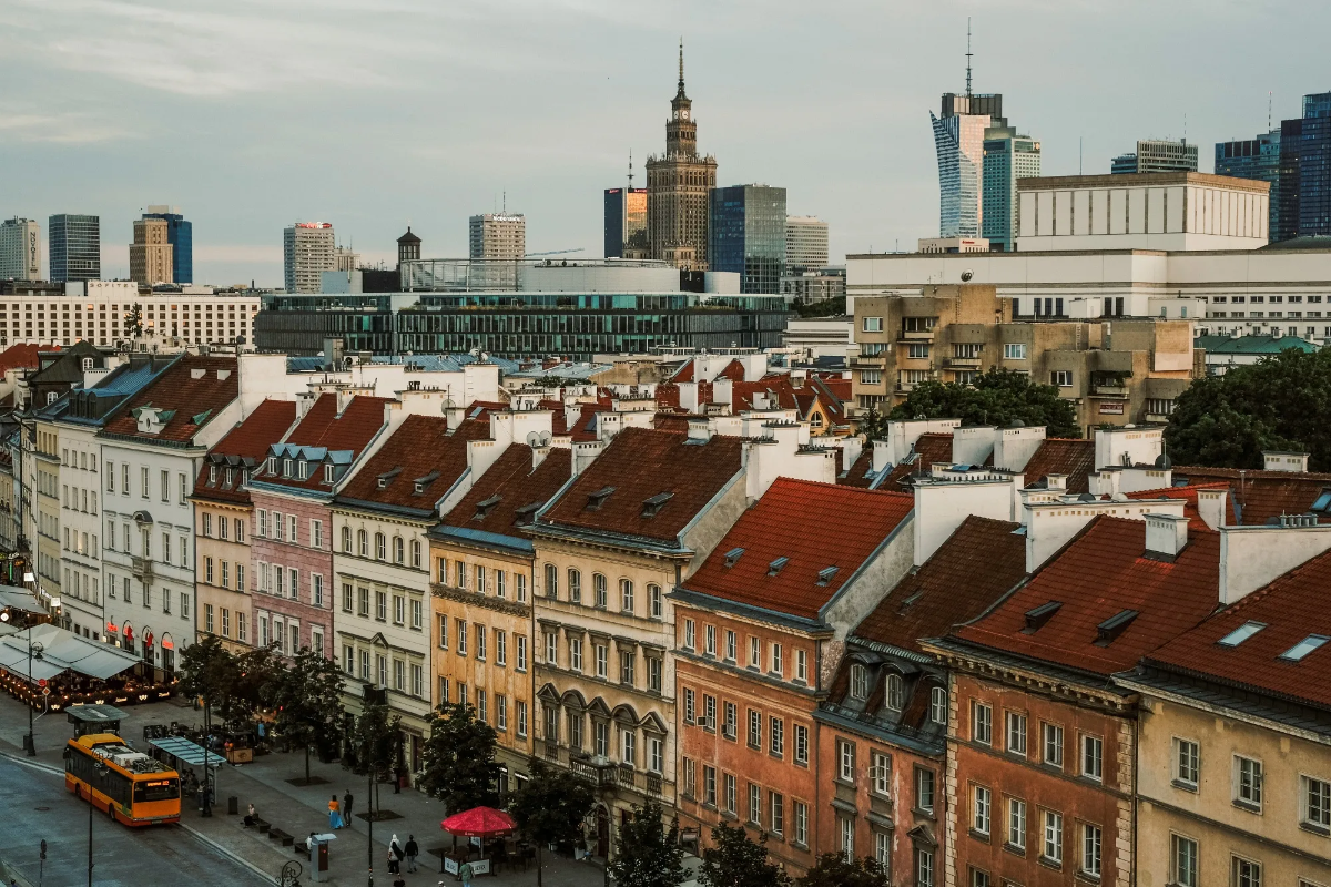 Một góc thủ đô Warsaw của Ba Lan - Ảnh: Bloomberg.