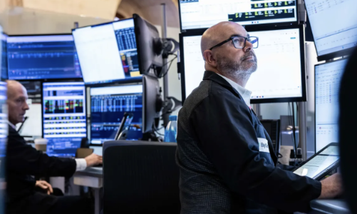 Chứng khoán Mỹ cao chưa từng thấy dù Chính phủ đóng cửa, giá dầu tiếp tục lao dốc