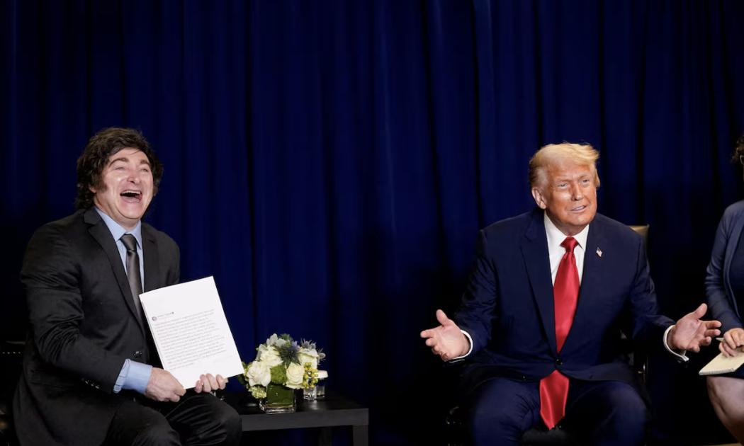 Tổng thống Argentina Javier Milei (trái) gặp Tổng thống Mỹ Donald Trump bên lề cuộc họp Đại hội đồng Liên hiệp quốc ở New York hôm 23/9 - Ảnh: Reuters.