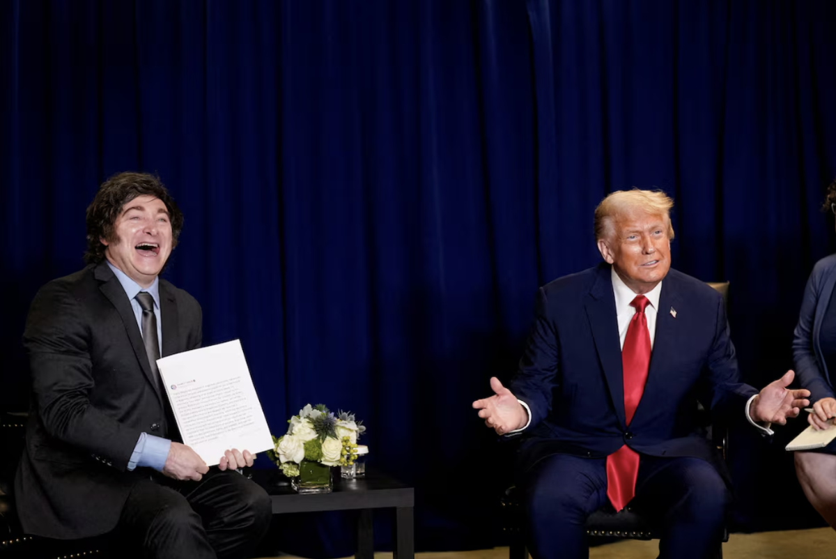 Tổng thống Argentina Javier Milei (trái) gặp Tổng thống Mỹ Donald Trump bên lề cuộc họp Đại hội đồng Liên hiệp quốc ở New York hôm 23/9 - Ảnh: Reuters.