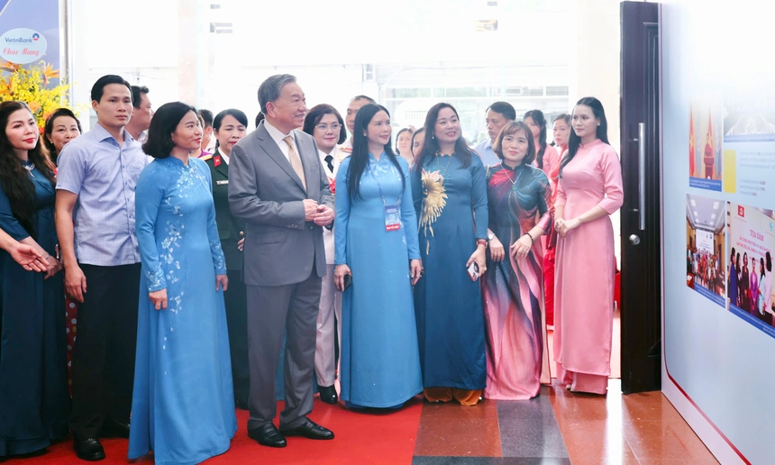 Tổng Bí thư Tô Lâm và các đại biểu tham quan triển lãm 95 năm lịch sử hình thành và phát triển của Hội LHPN Việt Nam. Ảnh: LHPN