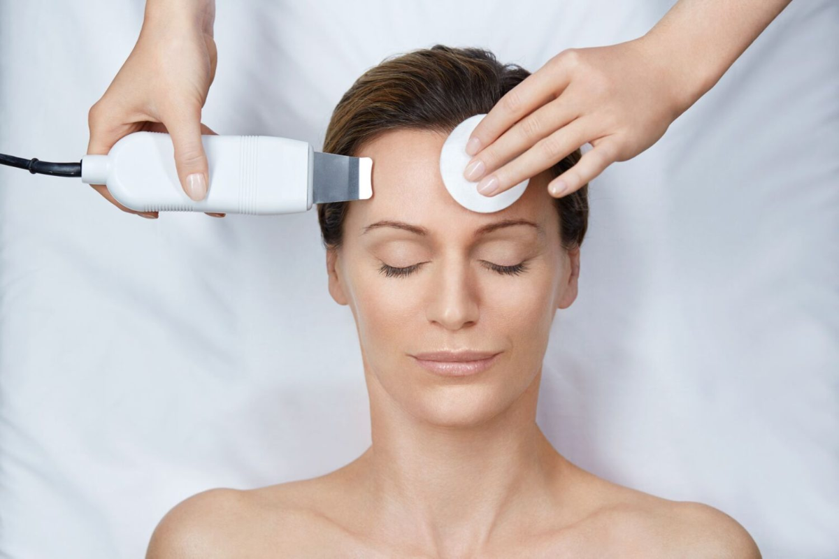 Các thiết bị làm đẹp tại nhà chỉ như những phiên bản “nhẹ nhàng” so với các máy móc chuyên dụng tại spa y khoa.