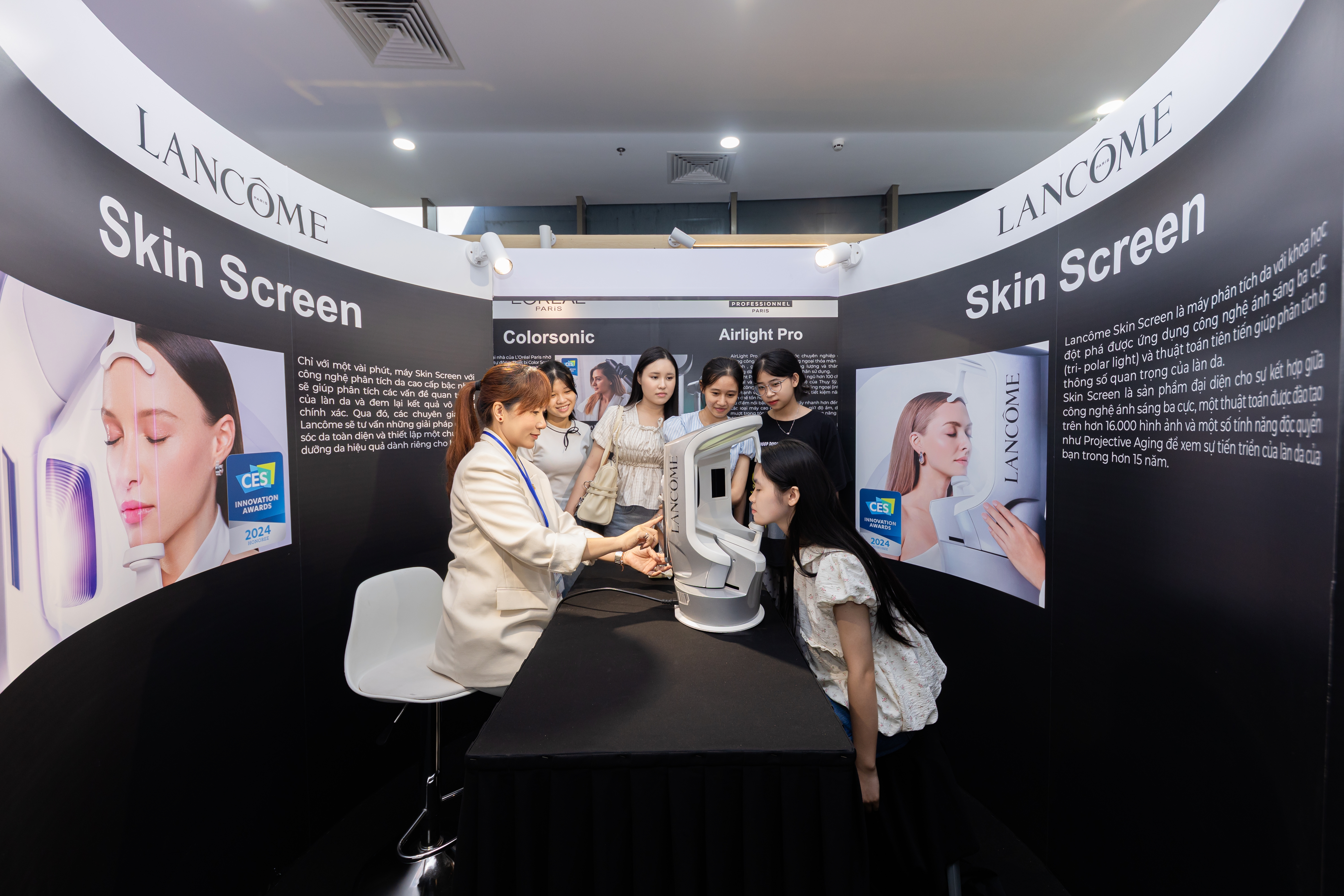 Thiết bị Skin Screen ứng dụng AI và ánh sáng ba cực để phân tích từ nếp nhăn, lỗ chân lông...
