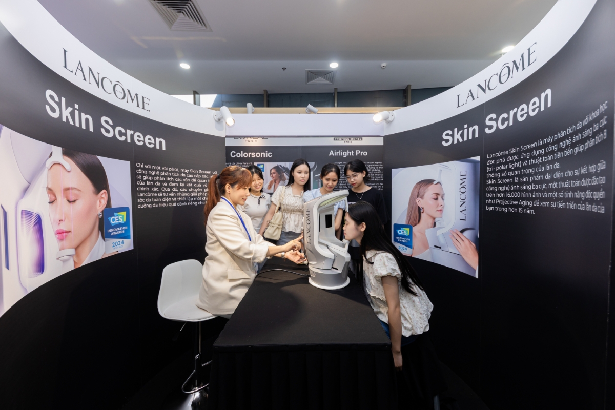 Thiết bị Skin Screen ứng dụng AI và ánh sáng ba cực để phân tích từ nếp nhăn, lỗ chân lông...