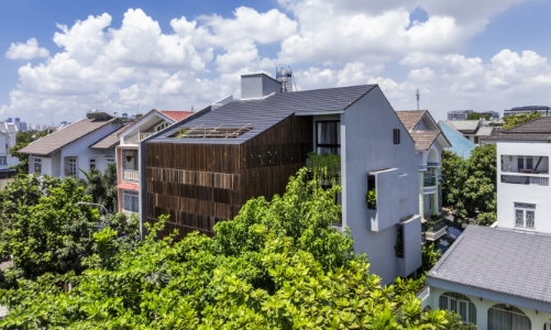 Mặt tiền linh hoạt giúp ngôi nhà đón gió